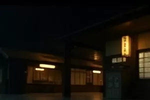 校门口旧书摊摊主整理书籍的纪实封面